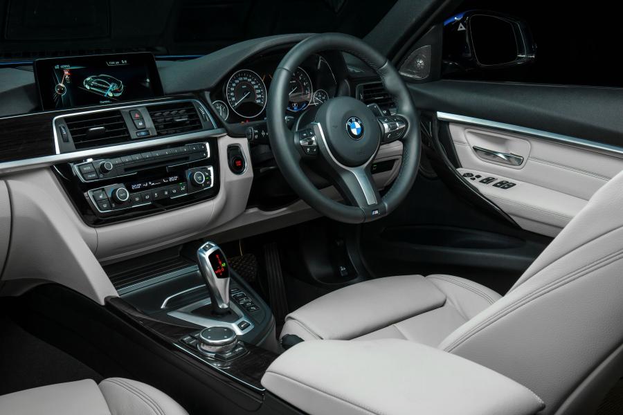 Интерьер BMW 330e M Sport 2016 года  (AU) (фото 10 из 14)